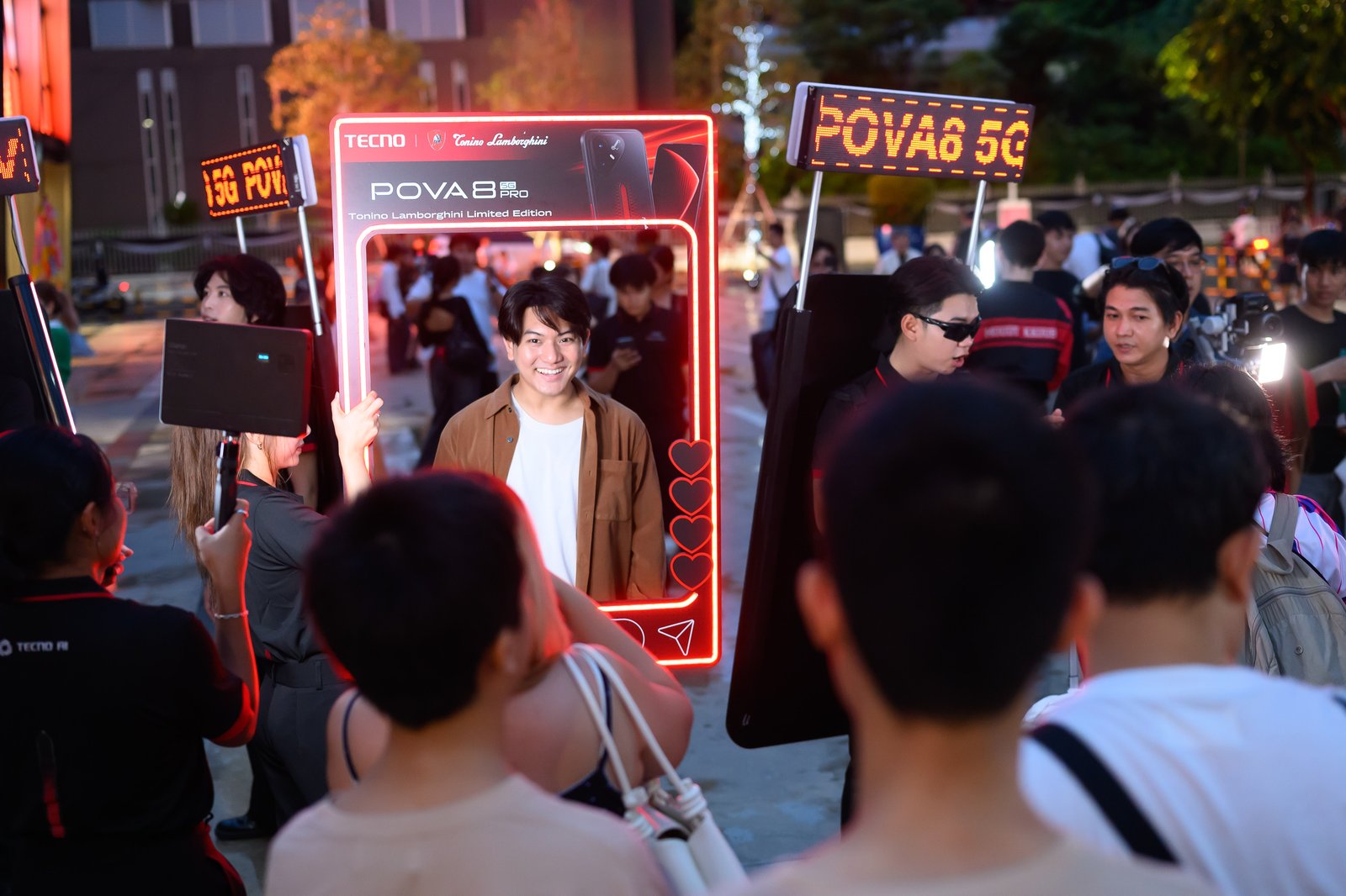 TECNO พา POVA 8 Lamborghini ตะลุยกรุงเทพฯ กับ Hero Bus และตุ๊กตุ๊ก 10 คัน