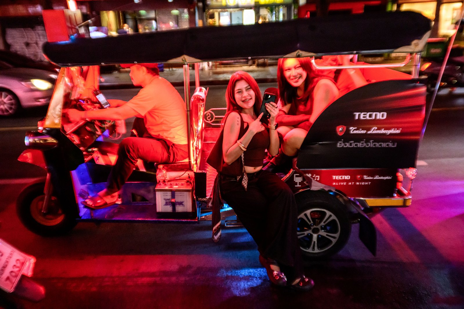 TECNO พา POVA 8 Lamborghini ตะลุยกรุงเทพฯ กับ Hero Bus และตุ๊กตุ๊ก 10 คัน